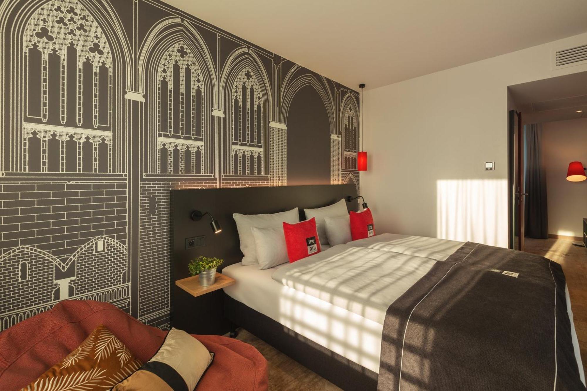 - The Niu, Sparrow By Ihg Ratisbona